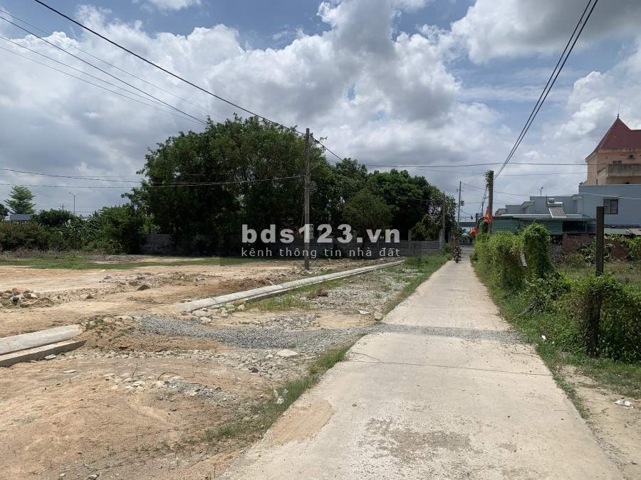 200m2/700tr sổ sẵn, cách QL51 30m, tiện ích, KDC hiện hữu.
