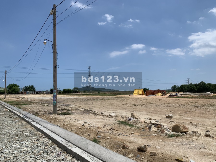 200m2/700tr sổ sẵn, cách QL51 30m, tiện ích, KDC hiện hữu.