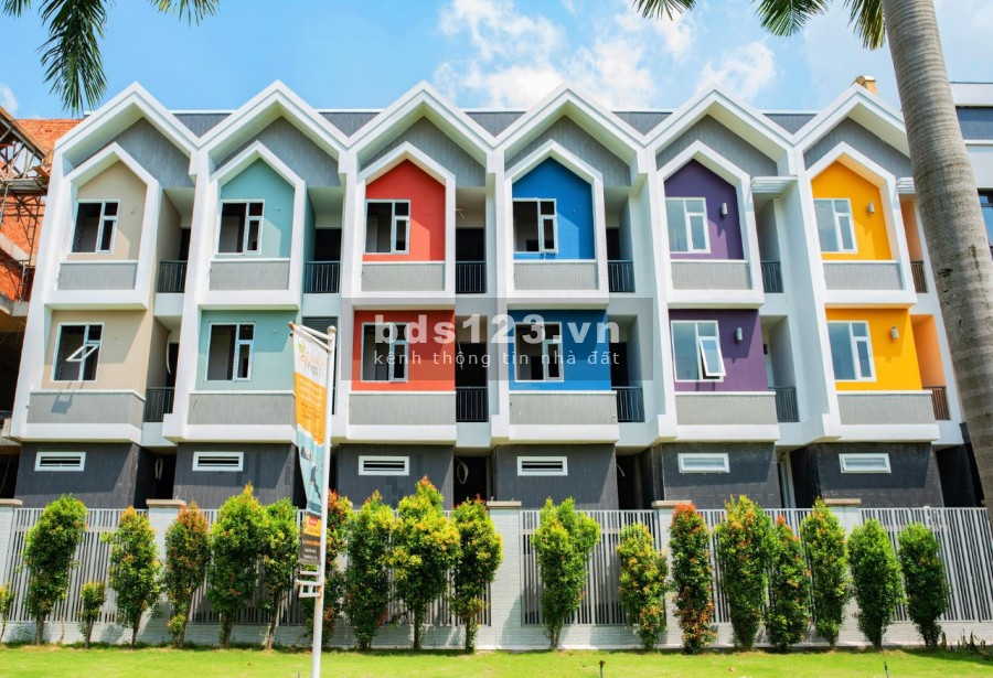 Chính chủ bán nhà mới xây xong, full nội thất, 1 trệt 2 lầu, 4 phòng ngủ hẻm xe hơi