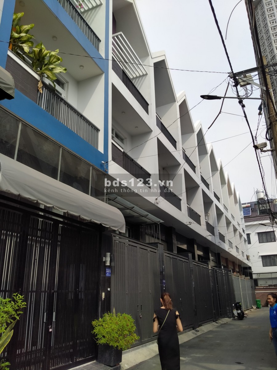 Chính chủ bán nhà mới xây xong, full nội thất, 1 trệt 2 lầu, 4 phòng ngủ hẻm xe hơi