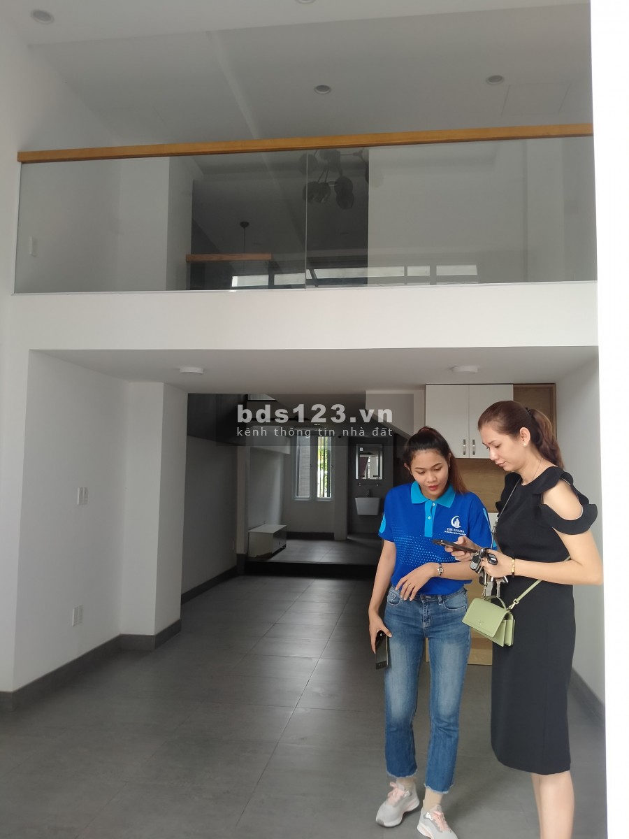 Chính chủ bán nhà mới xây xong, full nội thất, 1 trệt 2 lầu, 4 phòng ngủ hẻm xe hơi