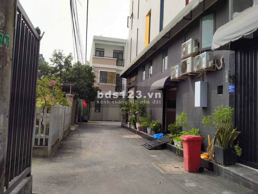 Chính chủ bán nhà mới xây xong, full nội thất, 1 trệt 2 lầu, 4 phòng ngủ hẻm xe hơi