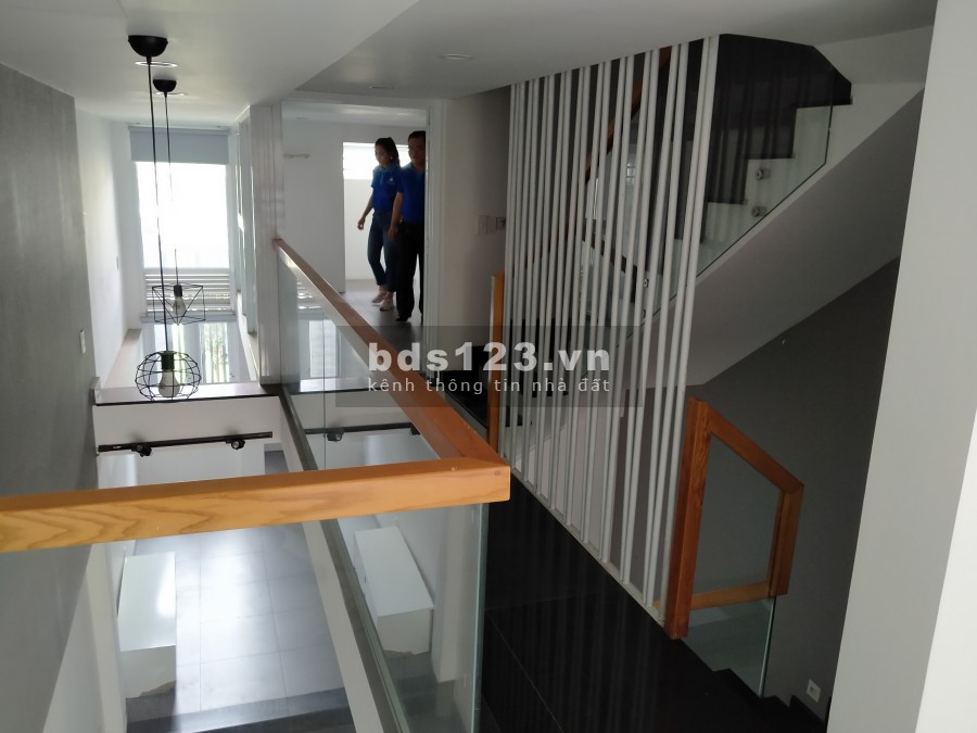 Chính chủ bán nhà mới xây xong, full nội thất, 1 trệt 2 lầu, 4 phòng ngủ hẻm xe hơi