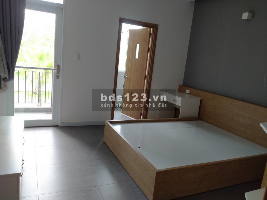 Chính chủ bán nhà mới xây xong, full nội thất, 1 trệt 2 lầu, 4 phòng ngủ hẻm xe hơi