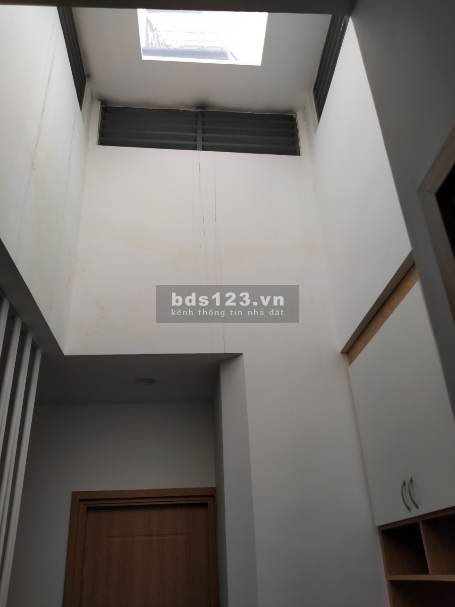 Chính chủ bán nhà mới xây xong, full nội thất, 1 trệt 2 lầu, 4 phòng ngủ hẻm xe hơi
