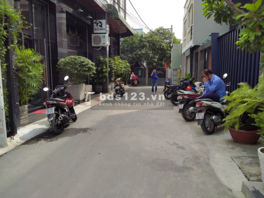 Chính chủ bán nhà mới xây xong, full nội thất, 1 trệt 2 lầu, 4 phòng ngủ hẻm xe hơi