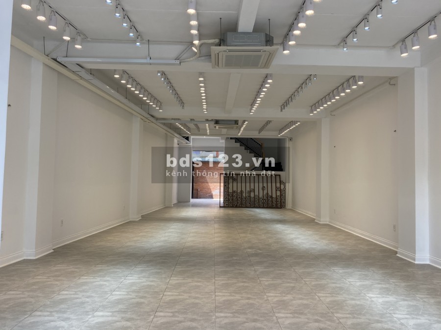Mặt tiền Bùi Đình Tuý 8x23m, 3 sàn trống suốt 180m2, wc cầu thang cuối nhà.