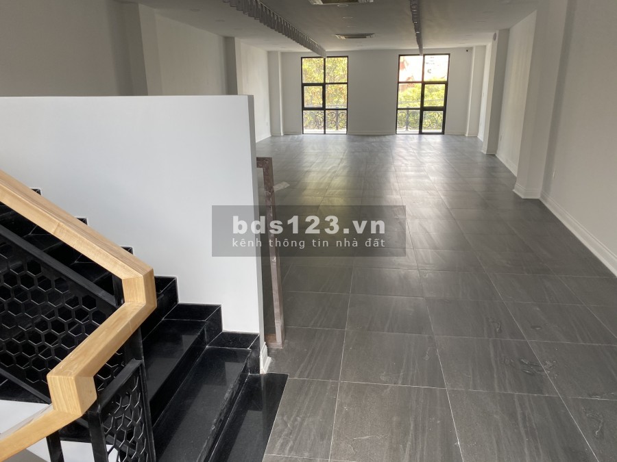 Mặt tiền Bùi Đình Tuý 8x23m, 3 sàn trống suốt 180m2, wc cầu thang cuối nhà.