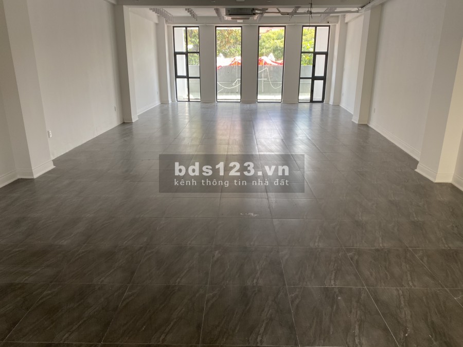 Mặt tiền Bùi Đình Tuý 8x23m, 3 sàn trống suốt 180m2, wc cầu thang cuối nhà.