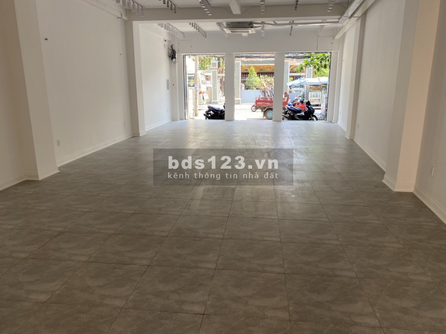 Mặt tiền Bùi Đình Tuý 8x23m, 3 sàn trống suốt 180m2, wc cầu thang cuối nhà.