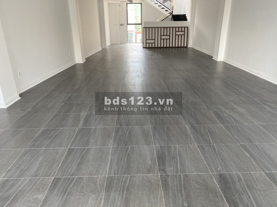 Mặt tiền Bùi Đình Tuý 8x23m, 3 sàn trống suốt 180m2, wc cầu thang cuối nhà.