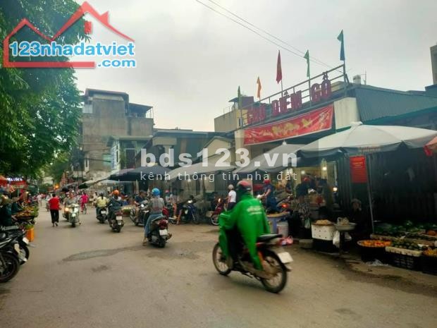 Bán gấp mảnh đất Diêm Gỗ, P. Đức Giang 80m2 x 4m MT, Giá 5.2 tỷ, Lô góc, Ô tô tránh. 2 lô.