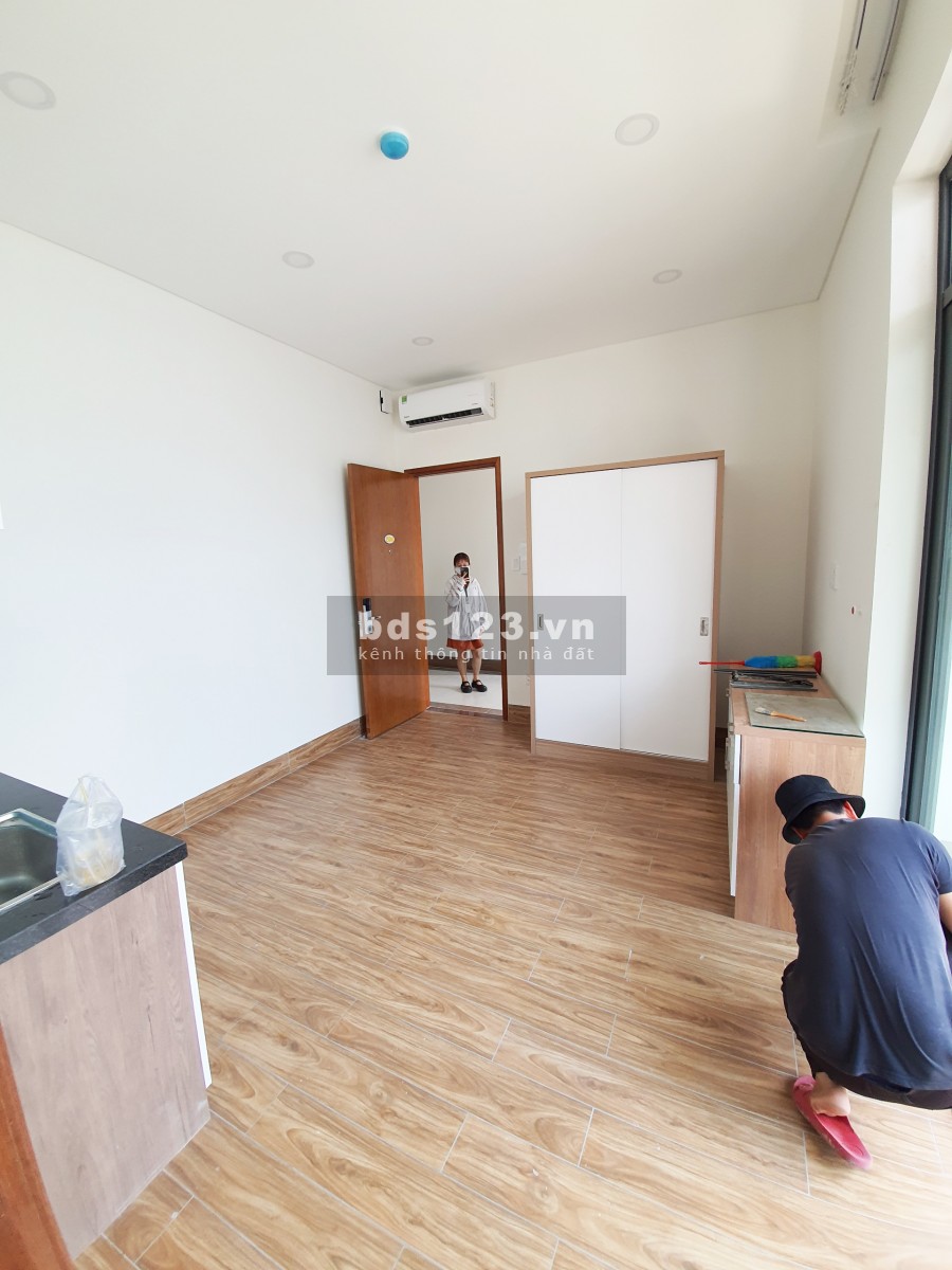 Căn hộ mini có ban công mới xây nội thất cơ bản sàn gỗ gần Lotte quận 7