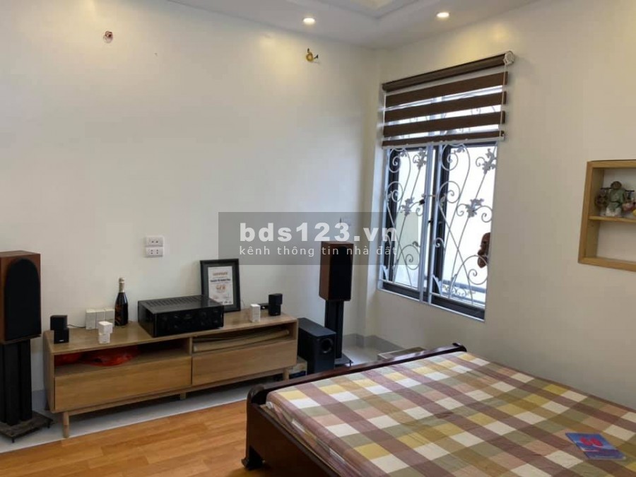 BÁN NHÀ BỒ ĐỀ LONG BIÊN TẶNG NỘI THẤT Ô TÔ ĐỖ CỔNG DIỆN TÍCH 44m2