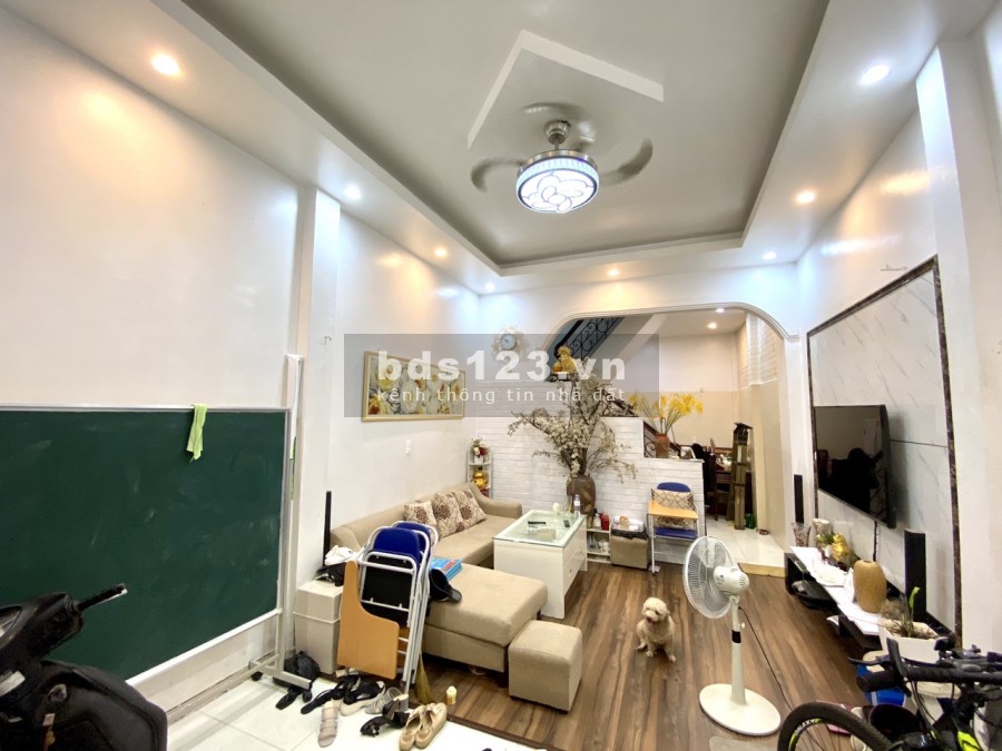 Nhà hiếm, Phố Nguyễn Sơn, ngõ rộng, ô tô đỗ cửa, 50m2, 4.8tỷ