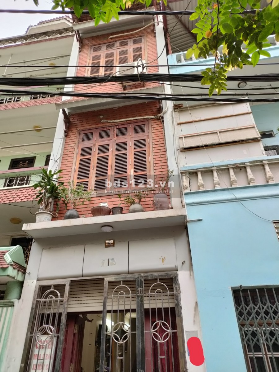 Bán Đất Tặng Ngay 2 Căn Nhà Đẹp Như Hoa Hâu Ngõ Thông Lạc Long Quân Ô TÔ 16 Chỗ Đỗ Cửa