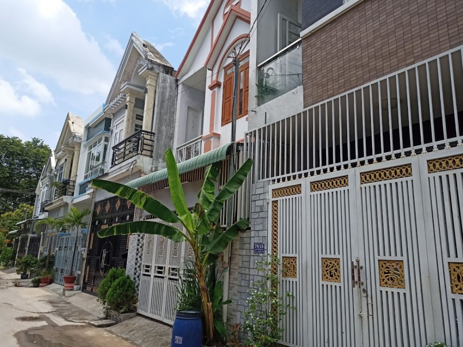 Nhà 1 trệt 2 lầu Bửu Hòa, sổ riêng thổ cư, đường 2 xe hơi tránh nhau, hẻm thông, gần cty Pouchen