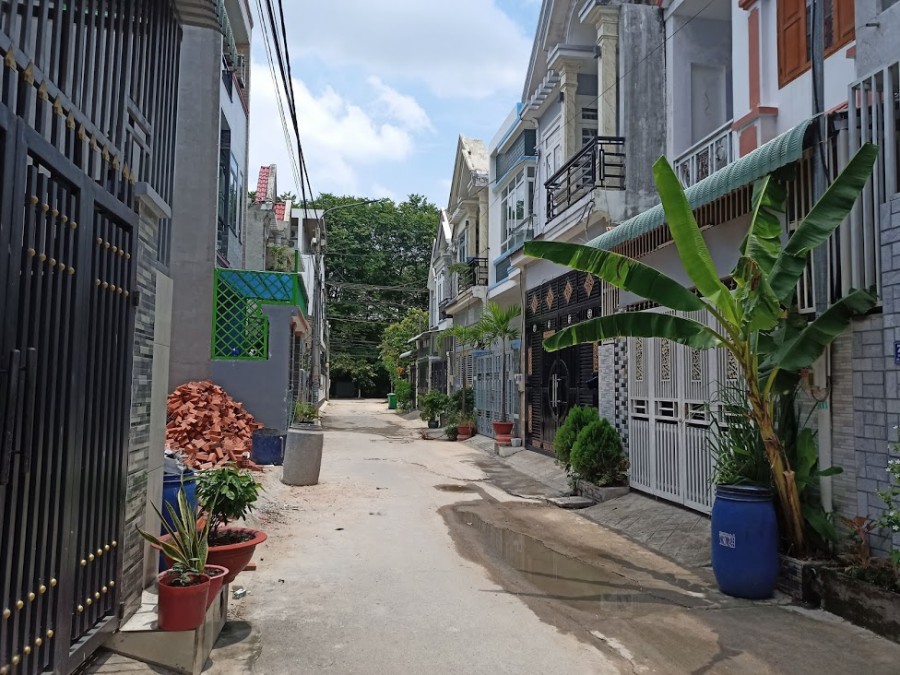 Nhà 1 trệt 2 lầu Bửu Hòa, sổ riêng thổ cư, đường 2 xe hơi tránh nhau, hẻm thông, gần cty Pouchen