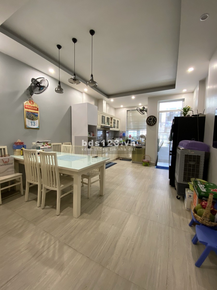 MT Vũ Huy Tấn, 4x18 Trệt 3 lầu, 5P 5wc, nhà mới full nội thất máy lạnh