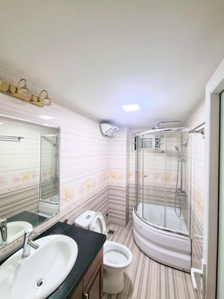 Bán Nhà Mặt Phố Nguyễn Ngọc Nại 5 Tầng Thang Máy Vỉa Hè 20m. DT 82m. 20.5 Tỷ