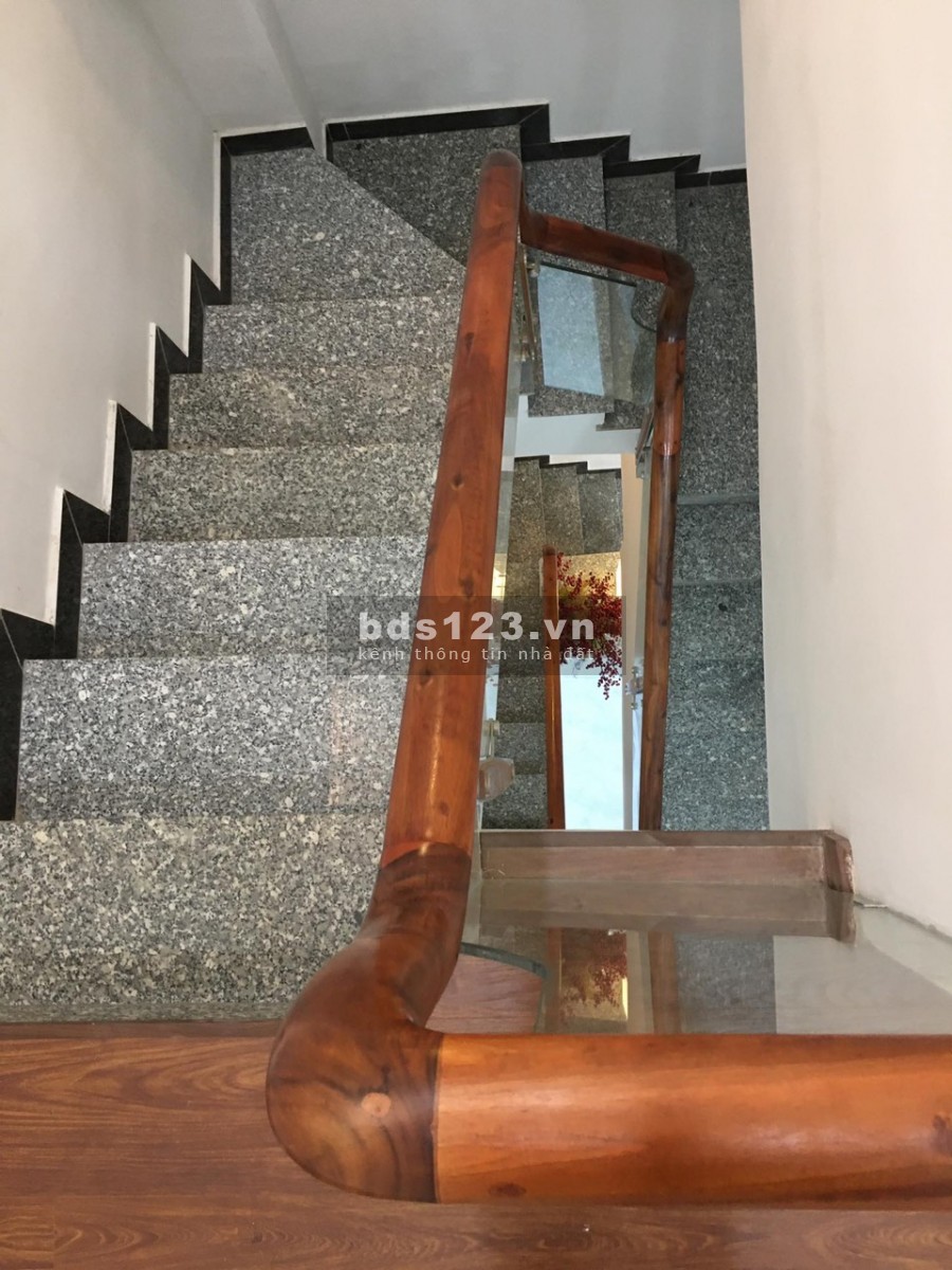 Cần tiền bán gấp nhà MT Lạc Long Quân, P.11 Q.11.