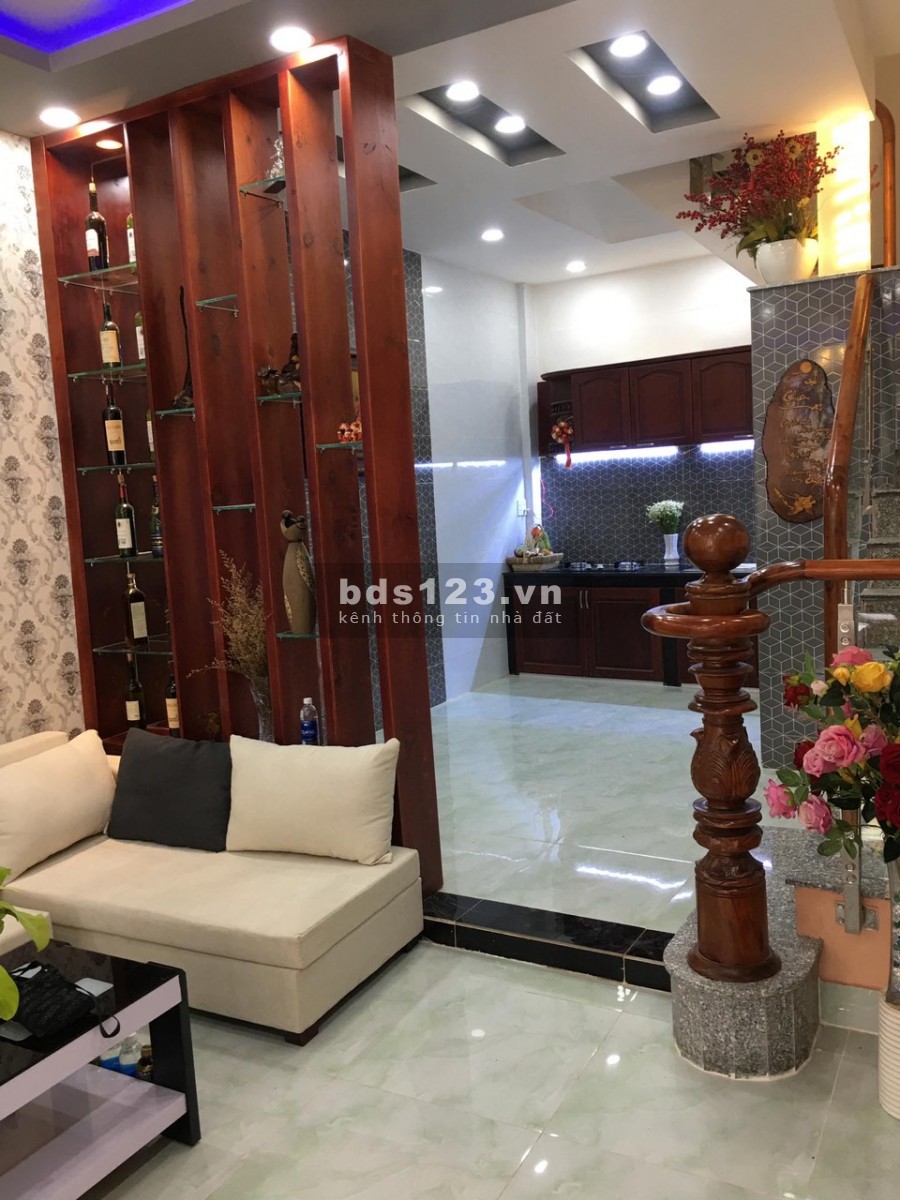 Cần tiền bán gấp nhà MT Lạc Long Quân, P.11 Q.11.