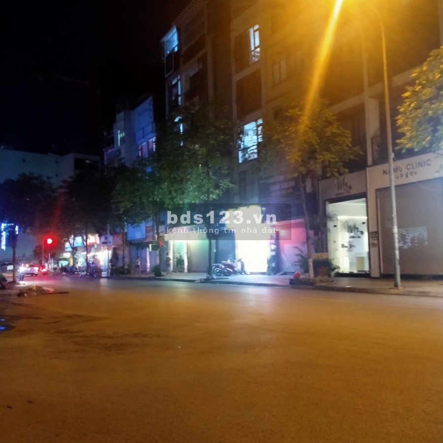 SIÊU MẶT PHỐ CẦU GIẤY. LÔ GÓC 3 THOÁNG. VỈA HÈ 5M.mặt tiền: 11m.KD Café vô địch.15.5 Tỷ