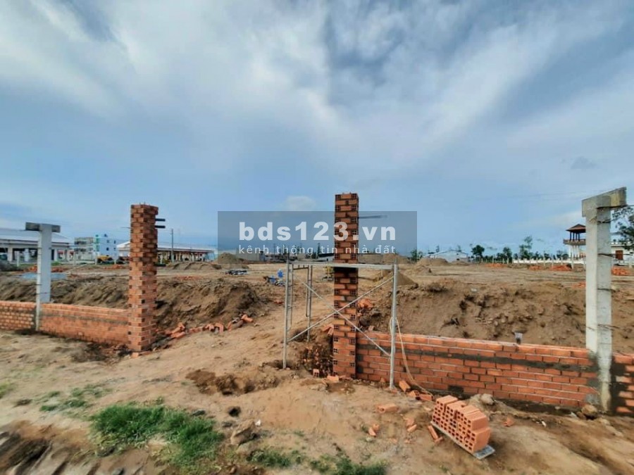 Đất nền mặt tiền chơ liền kề trường học