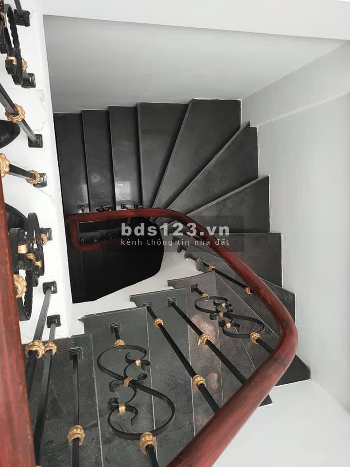 NHÀ XÂY MỚI NGÕ RỘNG THOÁNG BA GÁC VÀO TẬN NHÀ NGÕ THÔNG NHỈNH 2 Tỷ