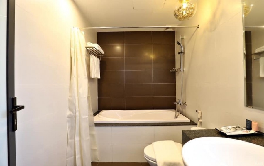 Bán khách sạn hàng Giấy 50m2 x 8 tầng, Kinh doanh 150tr/th, ô tô, thang máy, vỉa hè, vị trí đẹp.