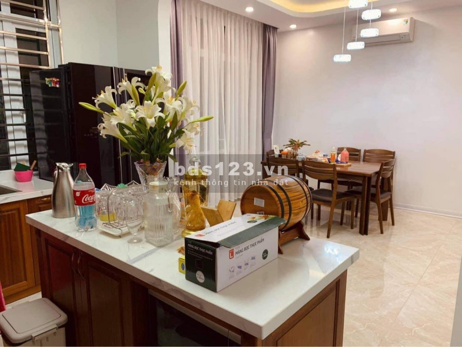 Nhà trung tâm quận Đống Đa, ô tô vào tận cửa, DT 40m2, 5 tầng mặt tiền 6.8m giá 5.9 tỷ