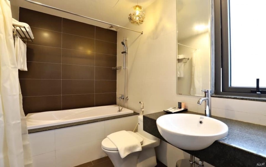 Bán khách sạn hàng Giấy 50m2 x 8 tầng, Kinh doanh 150tr/th, ô tô, thang máy, vỉa hè, vị trí đẹp.