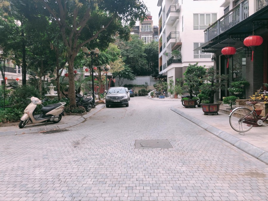 BÁN BIỆT THỰ NGUYỄN CHÍ THANH, ĐỐNG ĐA, THANG MÁY, VỈA HÈ, VƯỜN HOA, Ô TÔ TRÁNH, 25.5 TỶ.