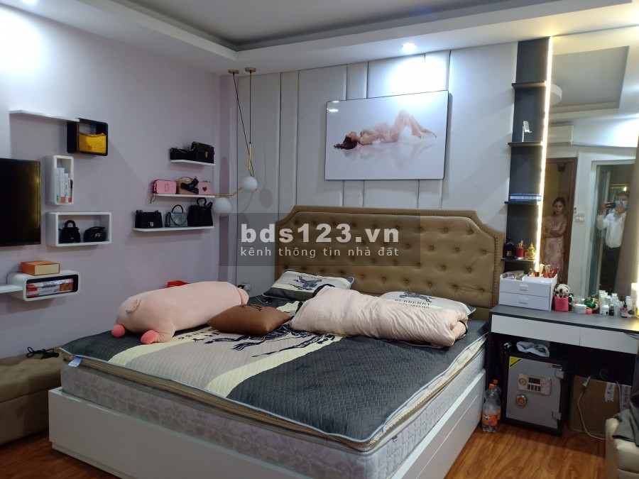 Nhà 5 tầng cực đẹp cách mặt phố Yên Hoà, dt 50m2 giá 4 tỷ, chủ nhà để lại toàn bộ nội thất