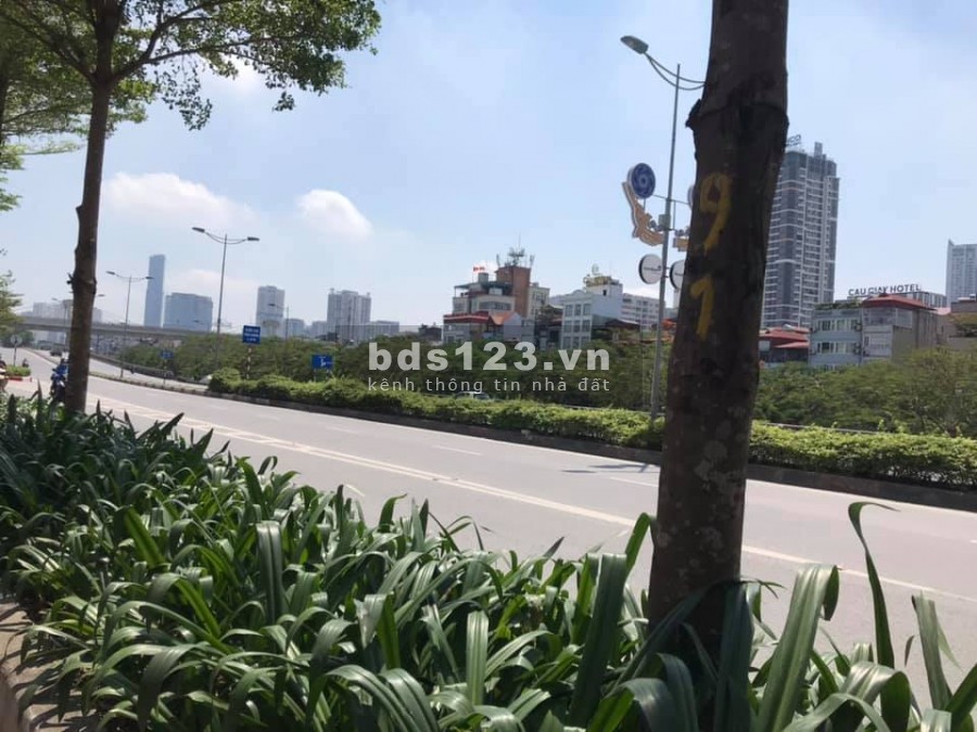 Mặt đường Bưởi Kinh Doanh tốt ngay gần nút giao Kim Mã Cầu Giấy. Chỉ 5.5 tỷ