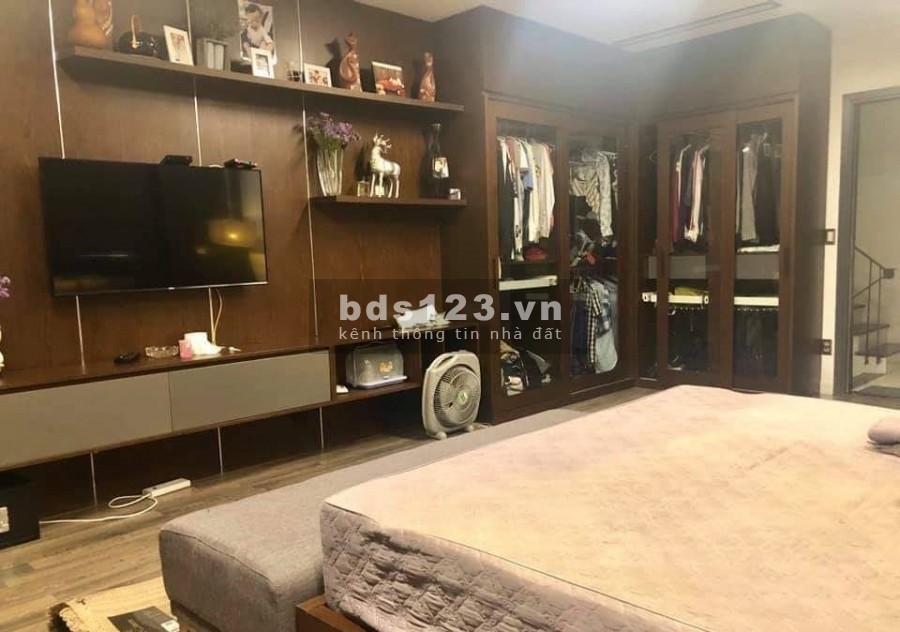 Bán nhà Nguyễn Văn Cừ 42m2 Lô góc 3 mặt thoáng 10m ô tô đỗ giá 3.1 tỷ