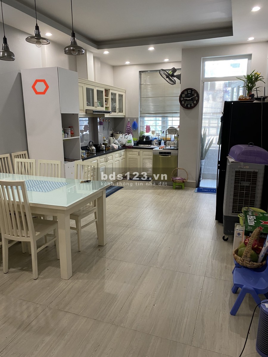 MT Vũ Huy Tấn, 4x18m trệt 3 lầu, 5P 5WC, nhà mới full nội thất máy lạnh
