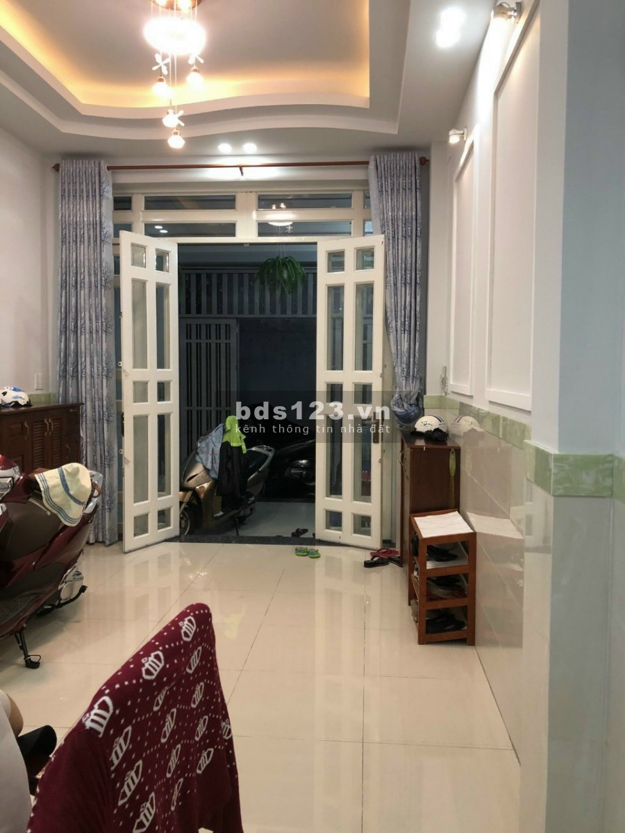 Bán nhà hẻm lớn Lạc Long Quân, 4m x 7m, giá chỉ 3 tỷ 5 thương lượng.