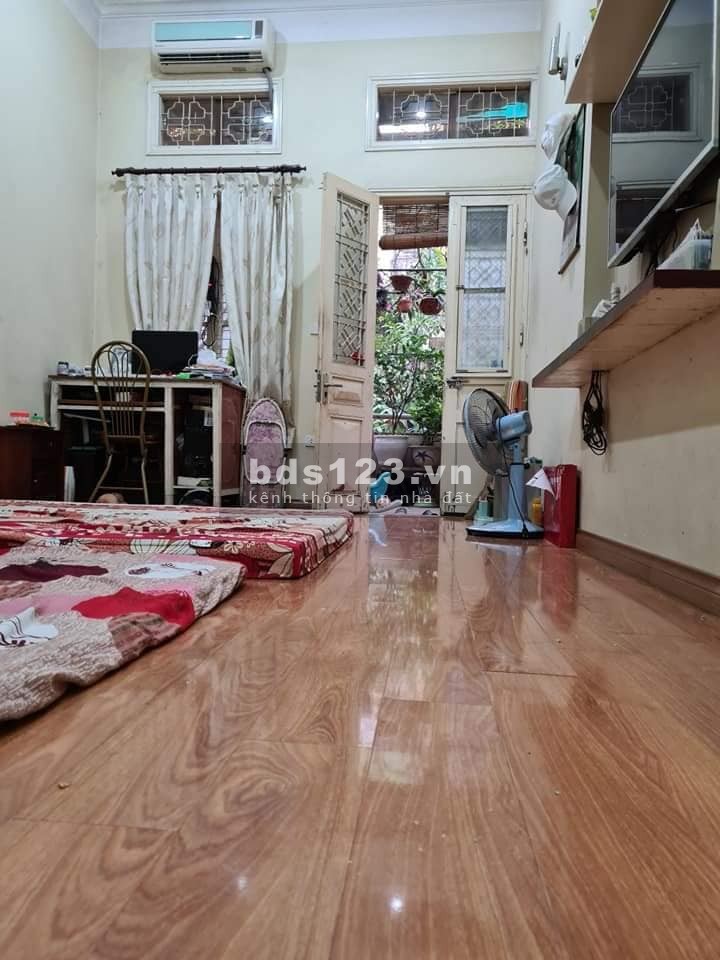 Cạnh chợ Mơ Bạch Mai 2,65 tỉ 50m2 MT 13m lô góc 2 thoáng