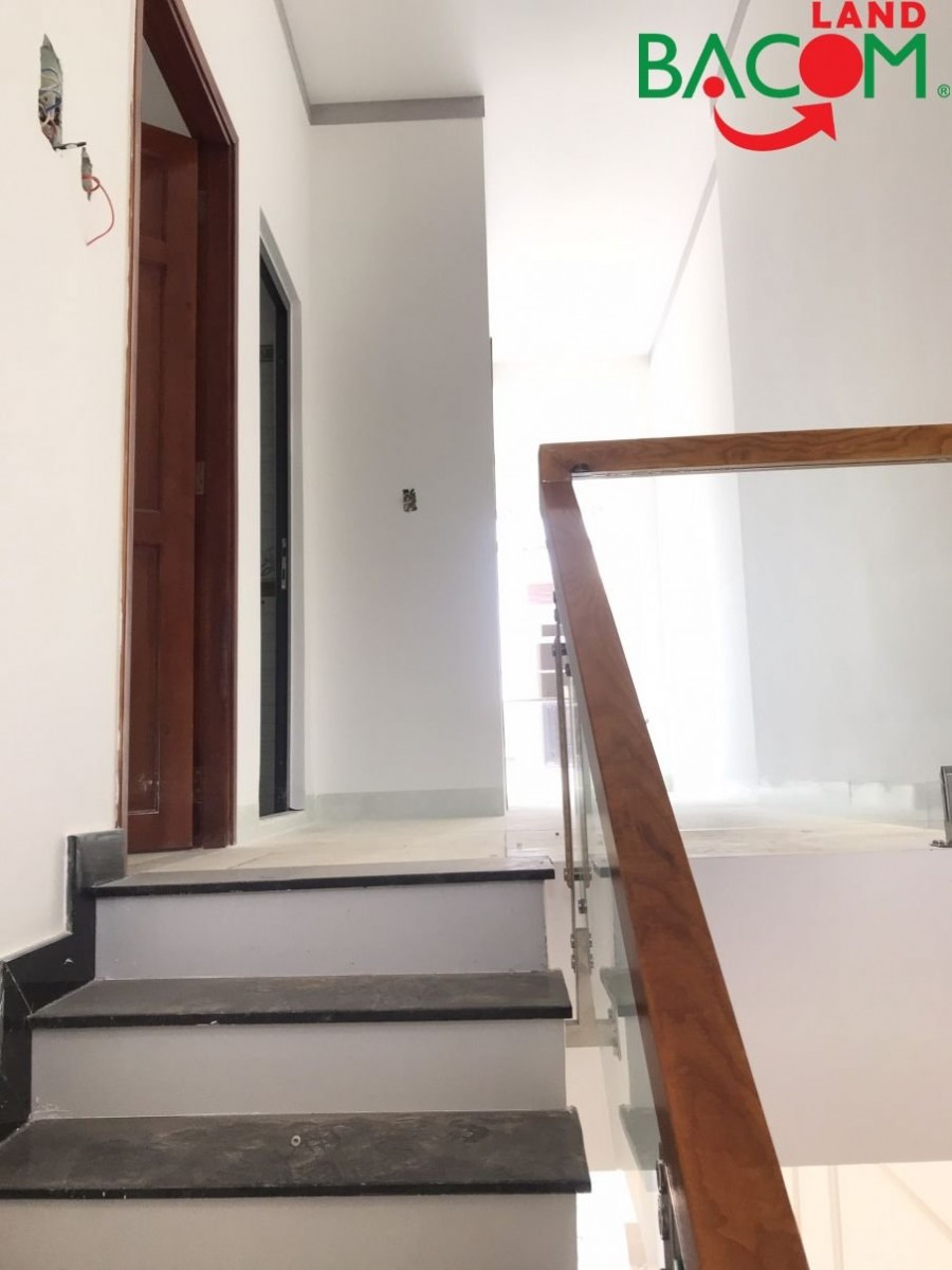 Nhà 1 trệt 1 lầu Hố Nai, gần giáo xứ Xuân Trà, đường 2 xe hơi, SHR thổ cư