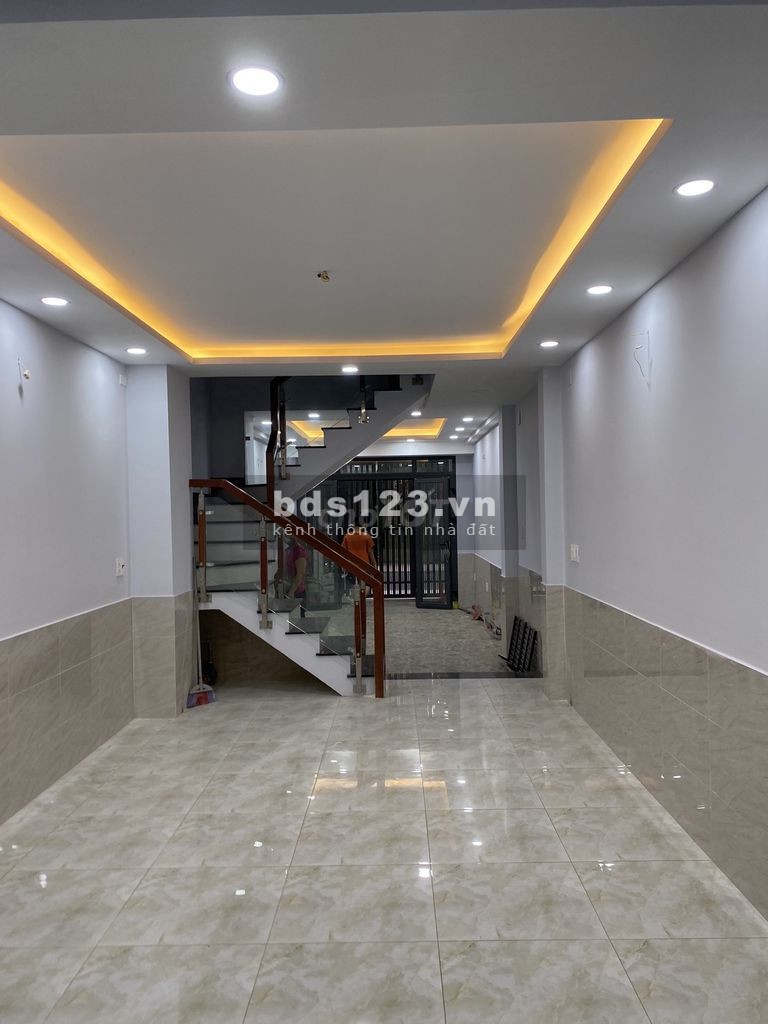 CHDV ngay chợ Hạnh Thông Tây 1tr 4 lầu 8p