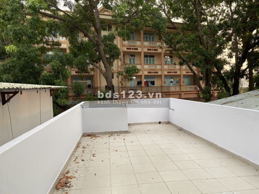 CHDV ngay chợ Hạnh Thông Tây 1tr 4 lầu 8p