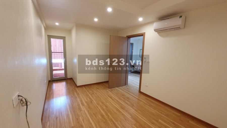 Cho thuê gấp căn hộ ở Mandarin Garden 2 99 Tân Mai, 2 ngủ đồ cơ bản giá 11tr/tháng LH 0327582785