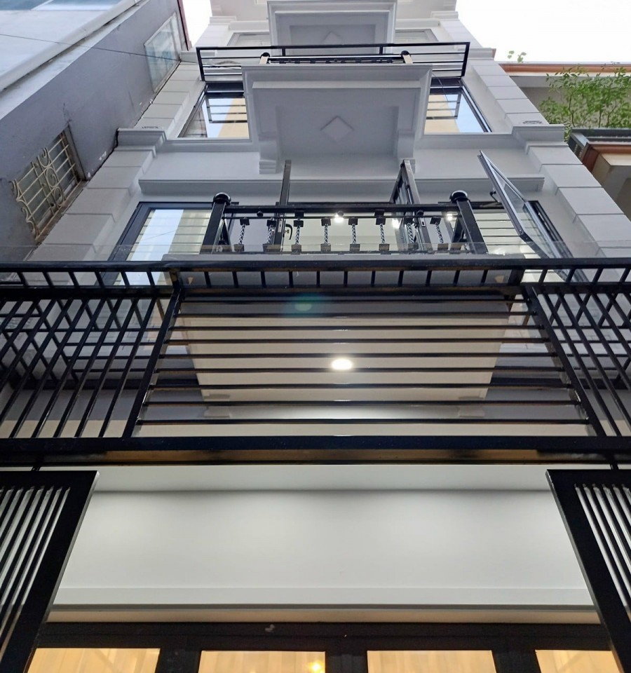 Siêu phẩm lung linh Hoàng Quốc Việt nhà 52m2*5T, giá 5.95 tỷ