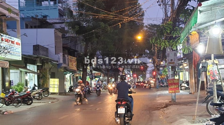Bán Mặt Tiền Lạc Long Quân Quận 11, DT 4x14, cạnh chợ Bình Thới tiện Kinh doanh và ở