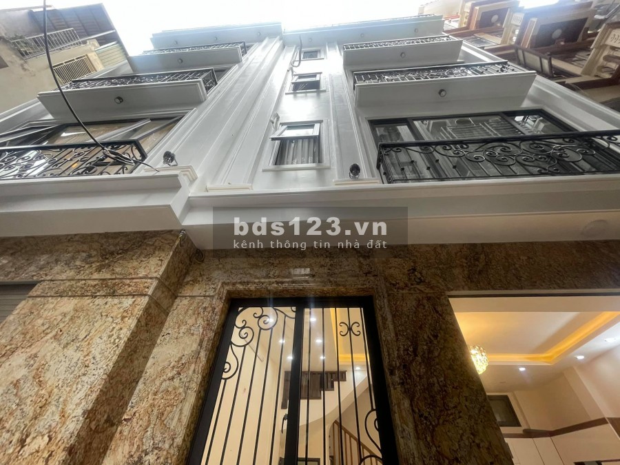 Đẹp hơn Ngọc Trinh! bán gấp nhà 5 tầng mới xây xong, đường Cầu Giấy, Q.Cầu Giấy, Dt 35m2, mt 5m. Giá Chỉ 5.1 tỷ. Gọi ngay kẻo lỡ
