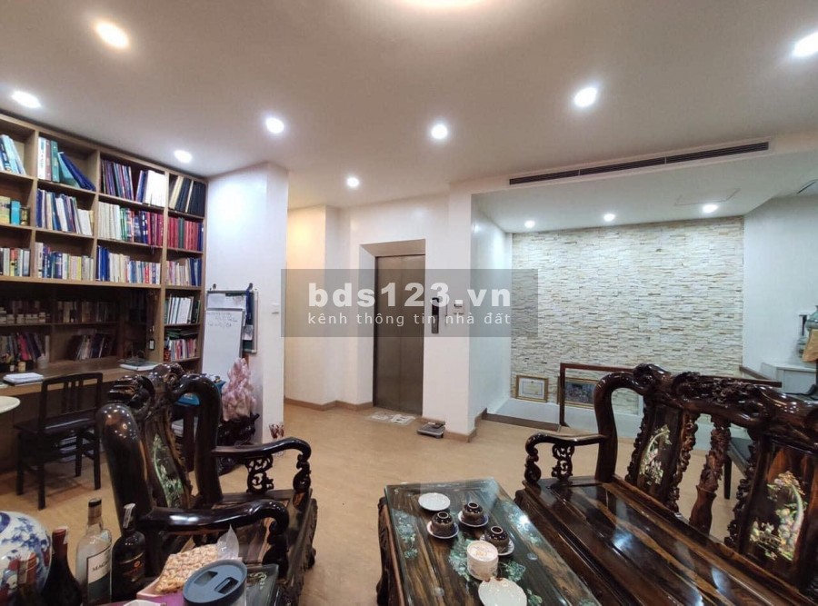 Nhà lô góc Hoàng Quốc Việt kinh doanh tốt, DT 56m2x MT 10m, 7 tầng có thang máy Giá 11,7 tỷ