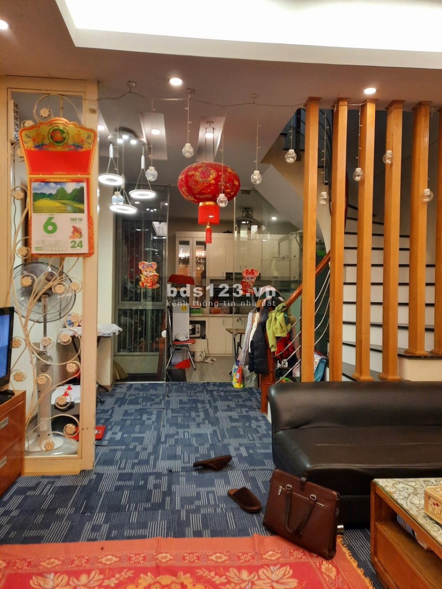 OTO ĐỖ CỬA CHỦ ĐỂ LẠI TOÀN BỘ NỘI THẤT 2 MẶT NGÕ