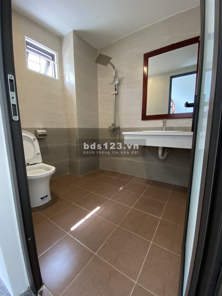 Bán nhà phố Đức Giang 31m2, 5 tầng đúc cách 1 nhà ra đường ô tô, giá yêu thương 2.39 tỷ