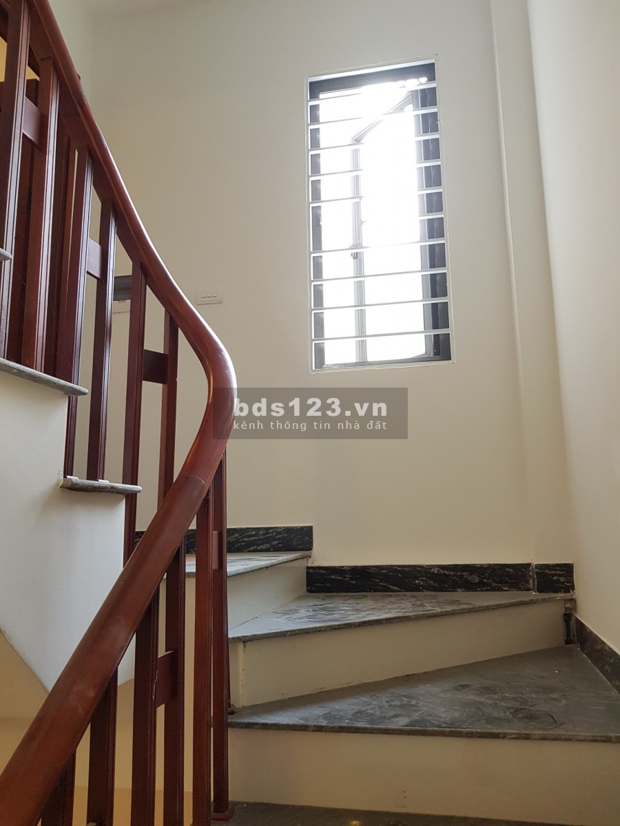 Bán nhà phố Đức Giang 31m2, 5 tầng đúc cách 1 nhà ra đường ô tô, giá yêu thương 2.39 tỷ
